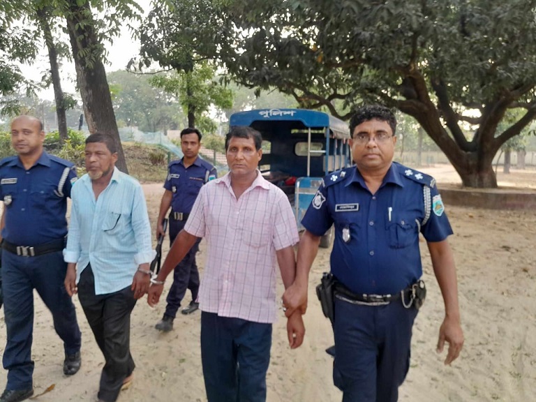 নাচোলে ডিজিএফআই ডাইরেক্টরের মিথ্যা পরিচয়ে ব্যাংক ম্যানেজারকে চাপ দিয়ে ঋণ নেবার চেষ্টা, ২ প্রতারক গ্র